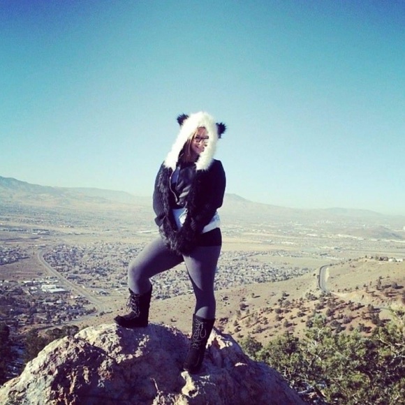 Meet your Posher, Amanda - Picture 2 of 3